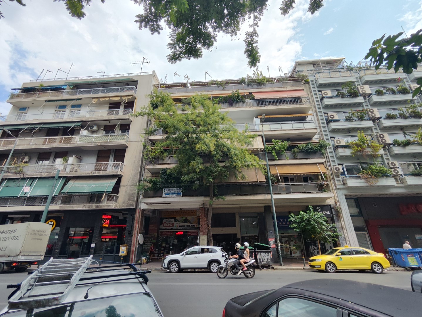 Διατίθεται προς πώληση διαμέρισμα προσόψεως, 4ου ορόφου, κείμενο σε οικοδομή 5 επιπέδων, κατασκευής 1970, συνολικής επιφάνειας 105 τ.μ., σε οικόπεδο 593 τ.μ., επί της οδού 28ης Οκτωβρίου (Πατησίων) 270, Αθήνα