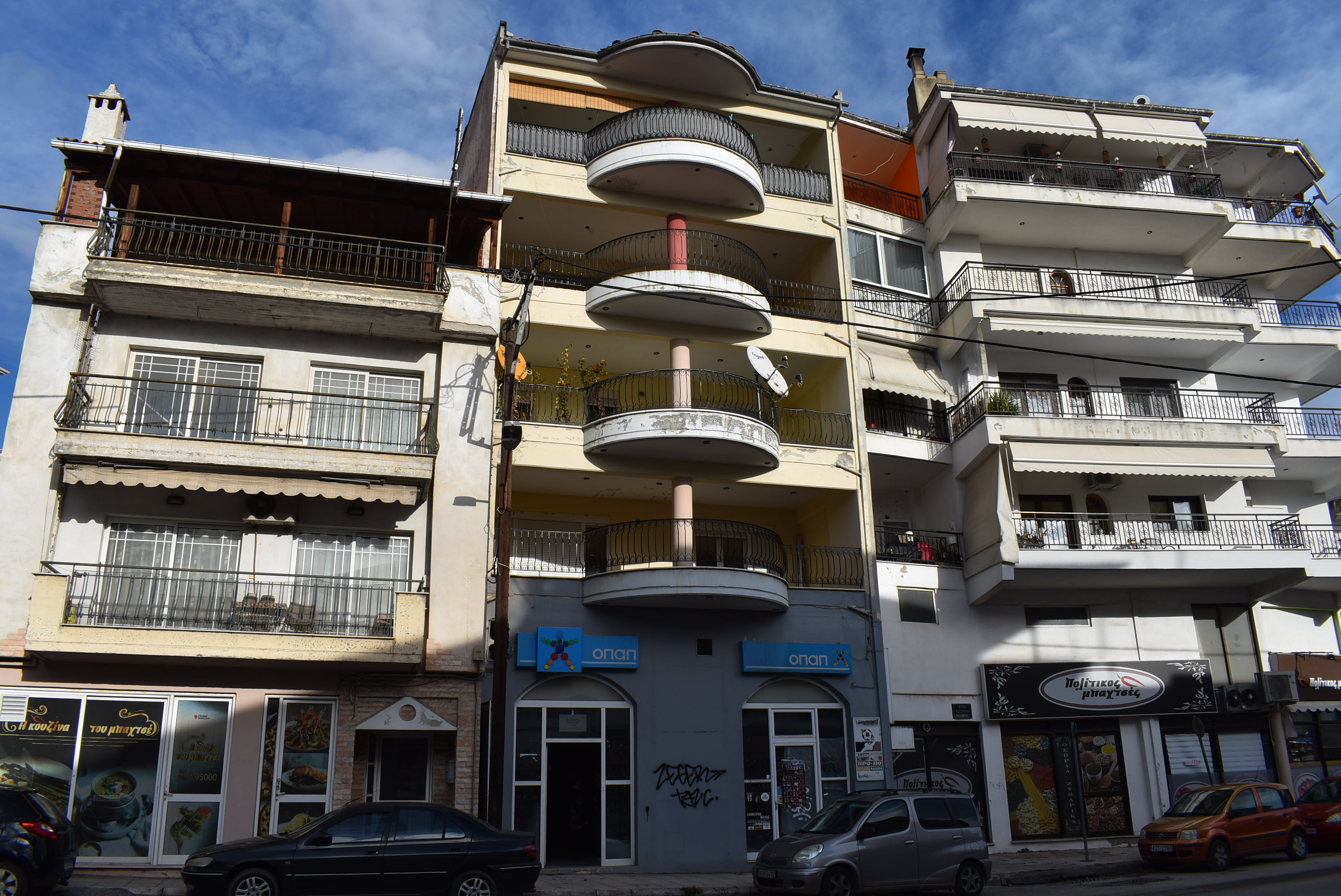 Διατίθεται προς πώληση κατάστημα ισογείου 95.68 τ.μ., κατασκευής 1997, σε οικόπεδο εμβαδού 250.02 τ.μ., στην οδό Κασομούλη 1, Κοζάνη