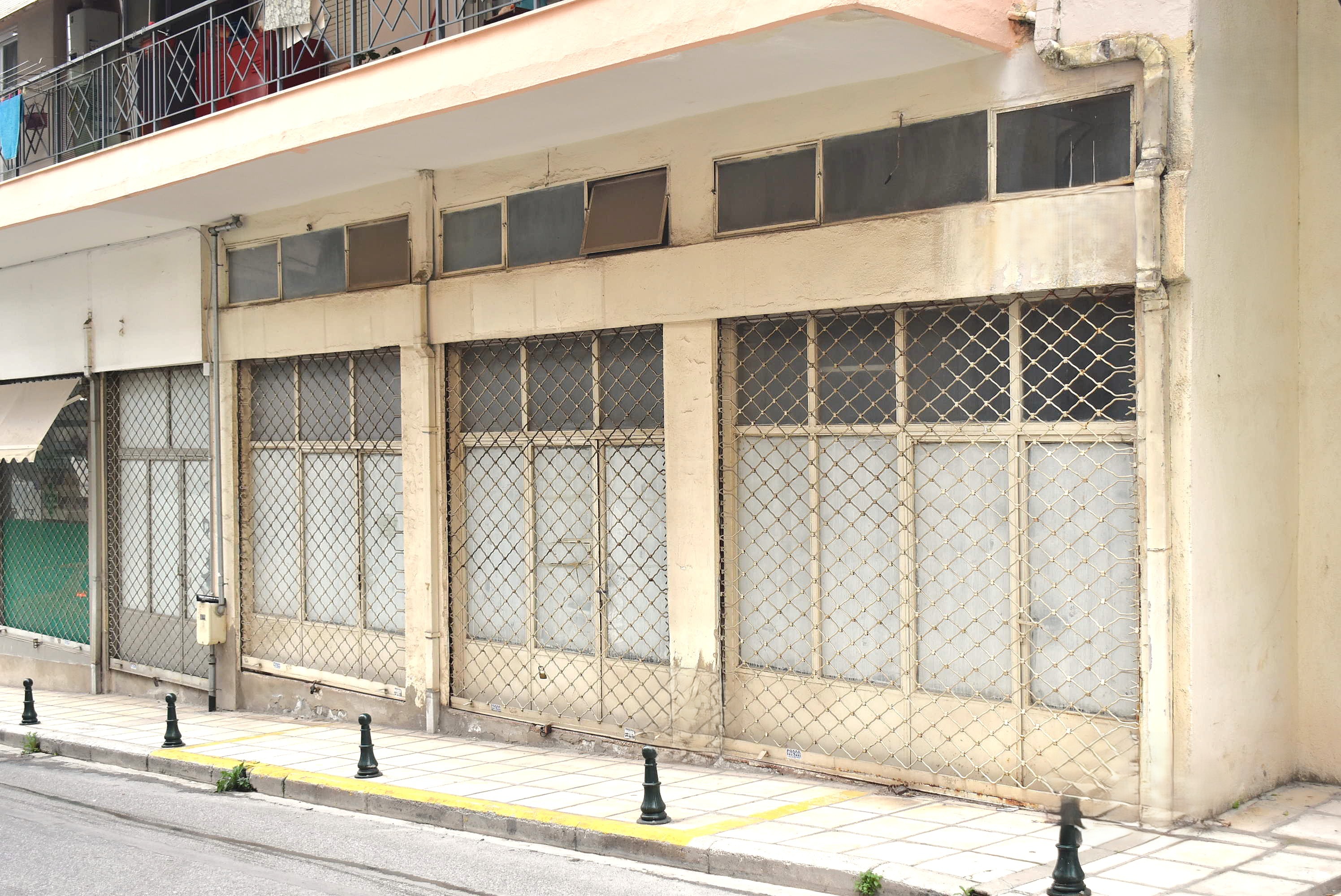 Διατίθεται προς πώληση αυτοτελές και διηρημένο κατάστημα προσόψεως, ισογείου, επιφάνειας 101.92 τ.μ., κείμενο σε οικοδομή 2 επιπέδων κατασκευής 1973, σε οικόπεδο 335.49 τ.μ., στη συμβολή της Λεωφόρου Μεγάλου Αλεξάνδρου 6 & οδού Μπουμπουλίνας 1, Πολίχνη Θεσσαλονίκης