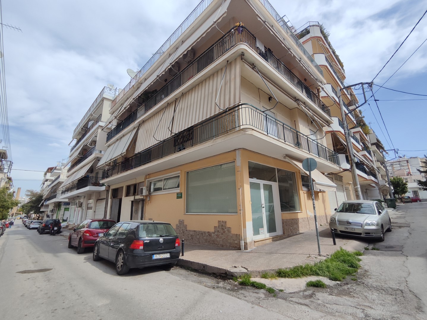 Διατίθεται προς πώληση κατάστημα 54 τ.μ., ισογείου, κατασκευής 1970, σε οικόπεδο 378.8 τ.μ., στη συμβολή των οδών Γούρδωνος 10 & Σκρα, Νέα Ιωνία, Αττική