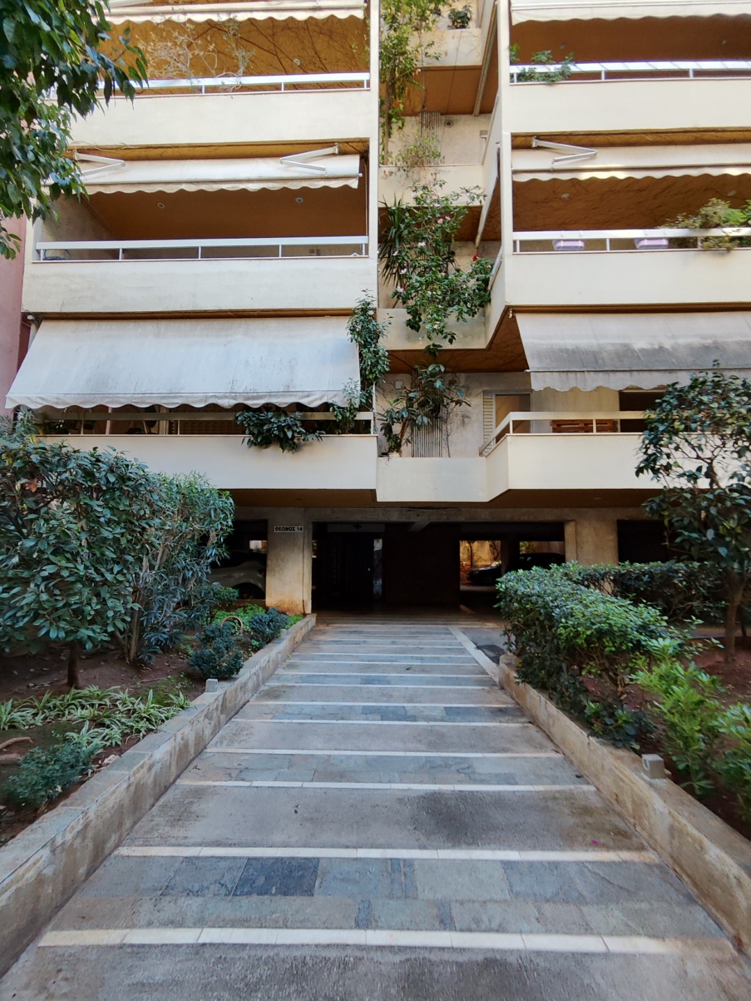 Διατίθεται προς πώληση διαμπερές διαμέρισμα 1ου ορόφου επιφάνειας 91.79 τ.μ., κείμενο σε οικοδομή 9 επιπέδων, κατασκευής 1992, σε οικόπεδο 534.71 τ.μ., στην οδό Θέωνος 14, Νέος Κόσμος, Αθήνα