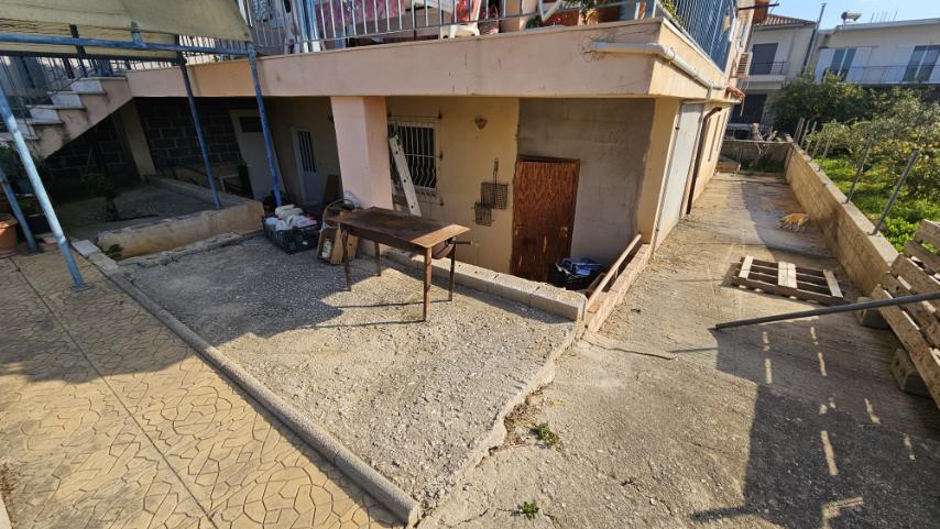Διατίθεται προς πώληση διαμέρισμα ισογείου επιφάνειας 91.65 τ.μ., κατασκευής 2005 σε οικόπεδο 400 τ.μ., στην οδό Αναπαύσεως, Βέλο, Κορινθία