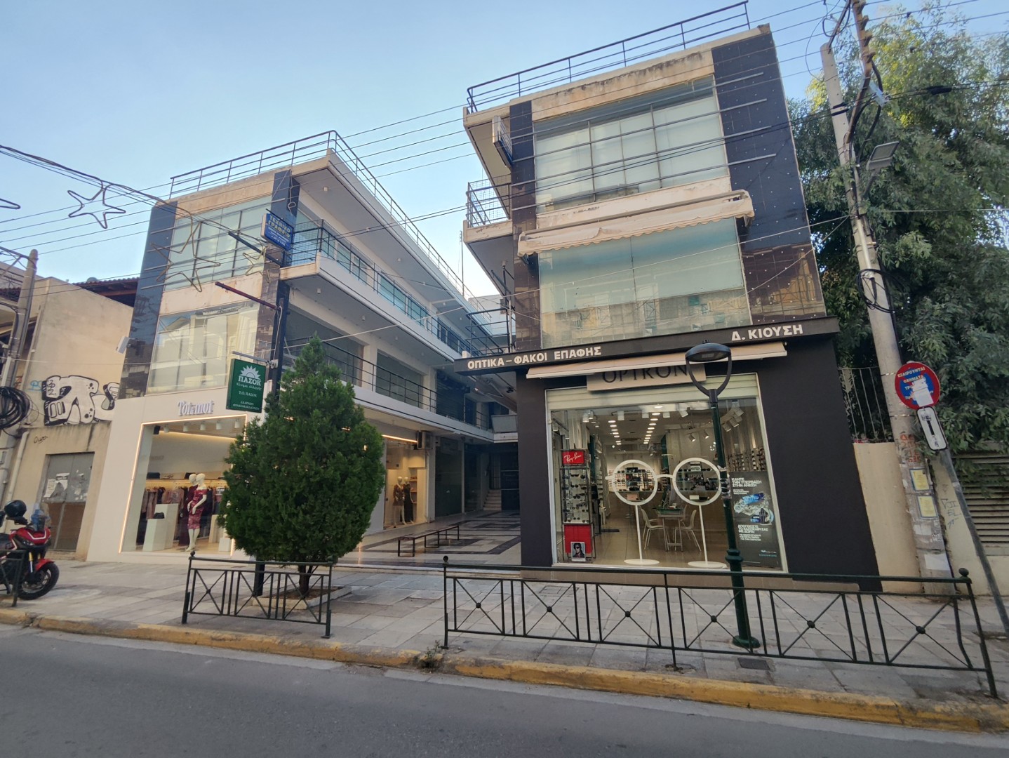 Διατίθεται προς πώληση κατάστημα επιφάνειας 41.78 τ.μ., 1ου ορόφου, κείμενο σε τριώροφη οικοδομή καταστημάτων, κατασκευής 1990, επί της Λεωφόρου Πάρνηθος 17 στις Αχαρνές