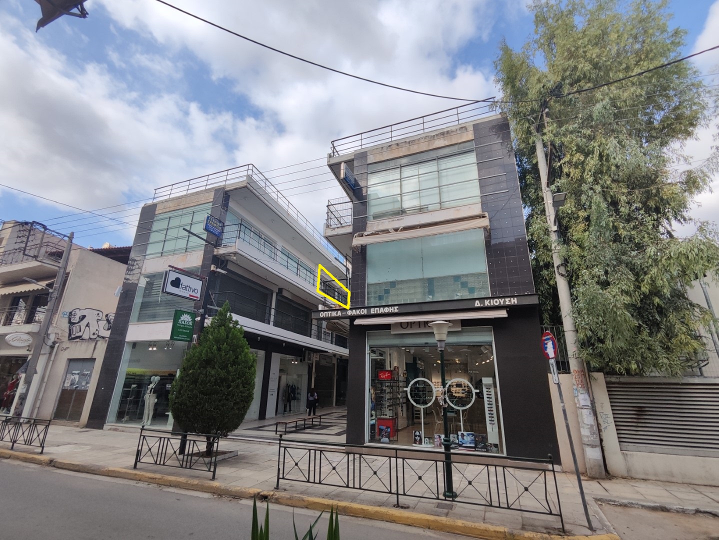 Διατίθεται προς πώληση κατάστημα, 2ου ορόφου, επιφάνειας 23.5 τ.μ., κείμενο σε οικοδομή 3 επιπέδων, κατασκευής 1990, σε οικόπεδο 329.6 τ.μ., στη Λεωφόρο Πάρνηθος 19, Αχαρνές