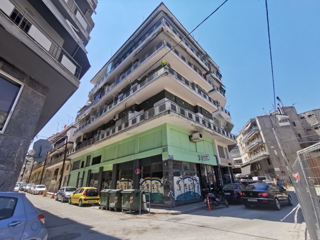 Διατίθεται προς πώληση διαμέρισμα 4ου ορόφου, επιφάνειας 95.49 τ.μ., κατασκευής 1976, στην οδό Ελευθερίας 8 & Γοργοποτάμου, στην πόλη της Βέροιας