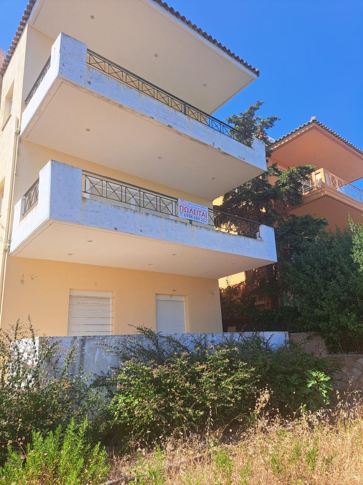 Διατίθεται προς πώληση διαμέρισμα ισογείου, μόλις λίγα μέτρα από τη θάλασσα, επιφάνειας 98.83 τ.μ., κατασκευής 2005, σε οικόπεδο 534 τ.μ., επί της οδού 35, στη Μαλεσίνα