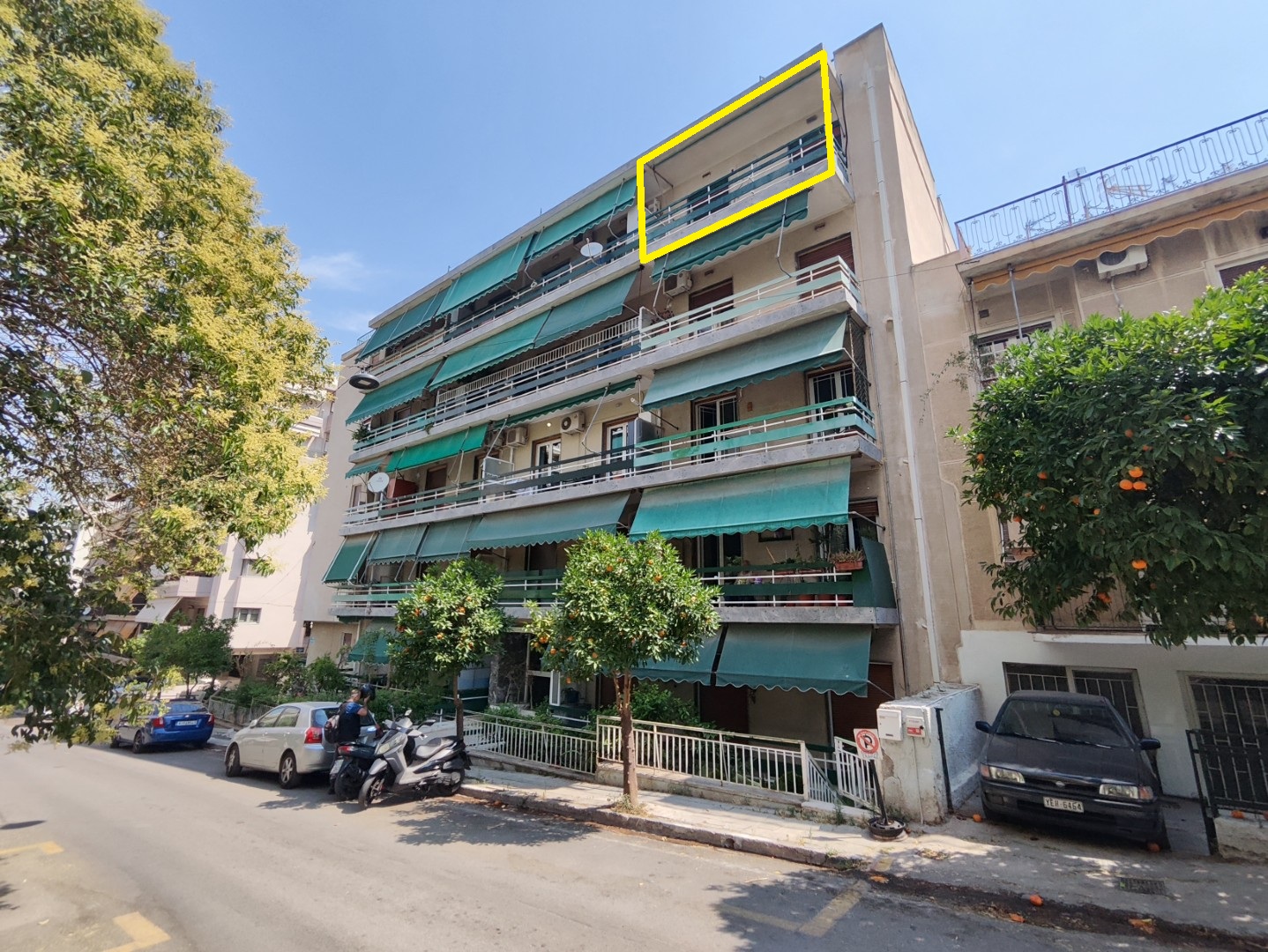 Διατίθεται προς πώληση διαμέρισμα προσόψεως, 4ου ορόφου, κείμενο σε οικοδομή 6 επιπέδων, κατασκευής 1971, σε οικόπεδο 597.90 τ.μ., συνολικής επιφάνειας 104.90 τ.μ., επί της οδού Κόνωνος 135-137, στον Βύρωνα
