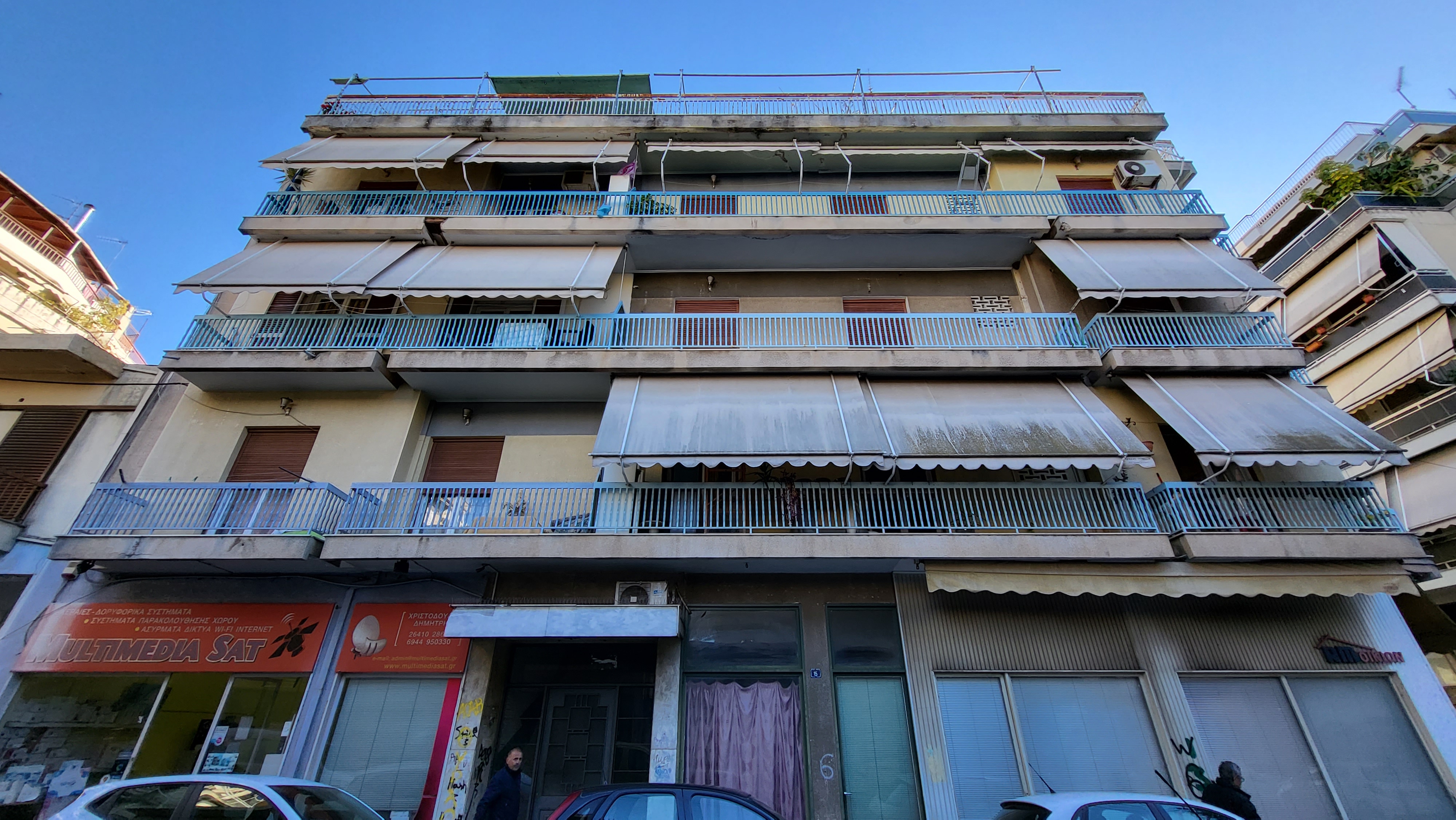 Διατίθεται προς πώληση οροφοδιαμέρισμα 4ου ορόφου, επιφάνειας 132 τ.μ., κείμενο σε οικοδομή 5 επιπέδων, κατασκευής 1982, στη συμβολή των οδών Δαγκλή 15 & Αφών Κέντρου, στο Αγρίνιο