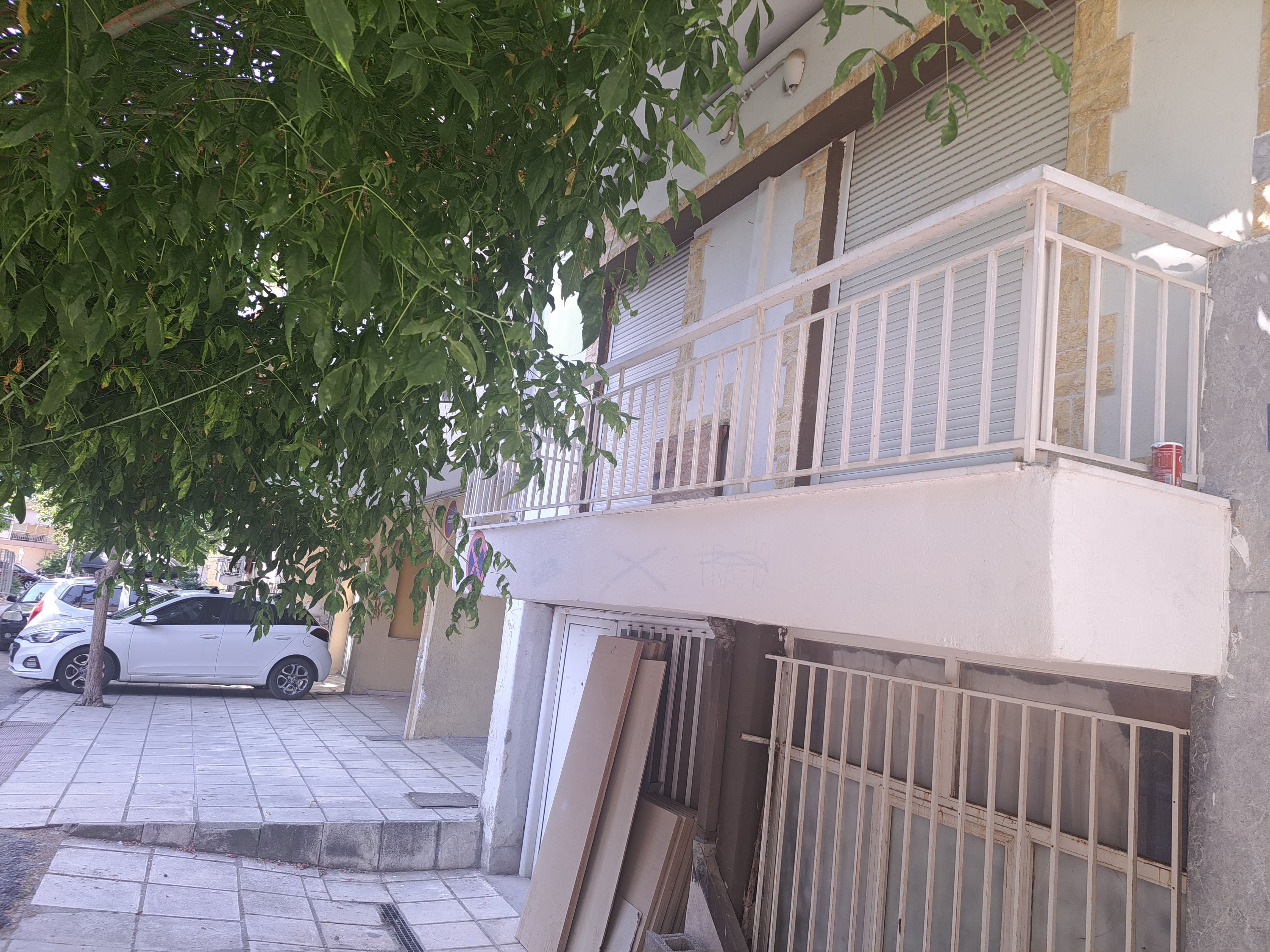 Διατίθεται προς πώληση διαμέρισμα ισογείου, 52.4 τ.μ., κατασκευής 1979, σε οικόπεδο 182.76 τ.μ., επί της οδού Ρήγα Φερραίου, αριθμός 73, Παύλος Μελάς