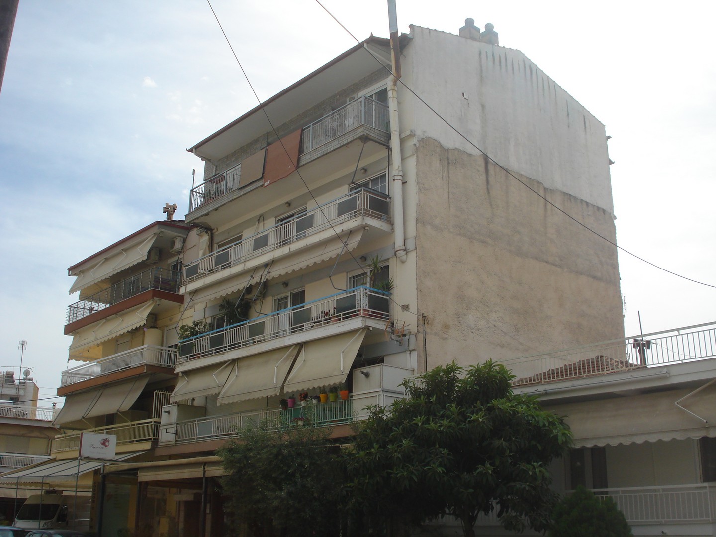 Διατίθεται προς πώληση διαμέρισμα προσόψεως, 3ου ορόφου, κείμενο σε οικοδομή 5 επιπέδων, κατασκευής 1984, συνολικής επιφάνειας 124.9 τ.μ., σε οικόπεδο 243.75 τ.μ., επί της οδού Σερρών 7, Βισαλτία