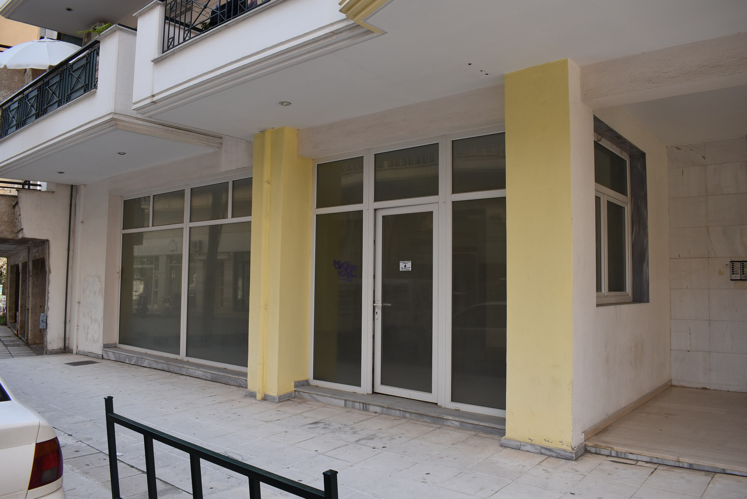 Διατίθεται προς πώληση ισόγειο κατάστημα, καθαρού εμβαδού 99.40 τ.μ., με παρακολούθημα υπόγεια αποθήκη 24.27 τ.μ, κατασκευής 2003 στην οδό Περικλέους 14, Κιλκίς