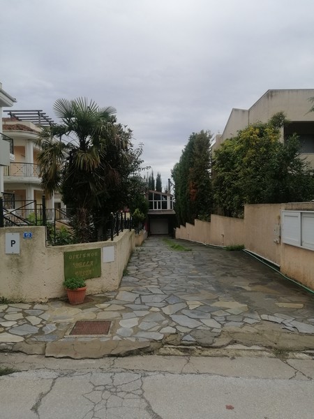 Διατίθεται προς πώληση μεζονέτα με πρόσοψη σε διαμορφωμένο χώρο, κατασκευής 2003, συνολικής επιφάνειας 244 τ.μ., σε οικόπεδο 1000 τ.μ., στη θέση "Άσκελι", Λάρισα