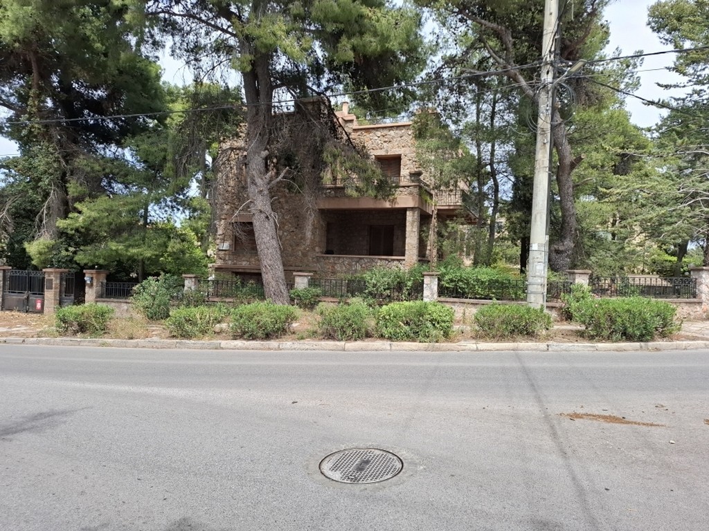 Στην καρδιά της αριστοκρατικής Εκάλης, στη γωνία των οδών Πάρνηθος και Πεύκων, δεσπόζει ένα πέτρινο διατηρητέο αρχοντικό με σπάνιο ιστορικό αποτύπωμα, καθώς υπήρξε η κατοικία του Αλέξανδρου Παπαναστασίου