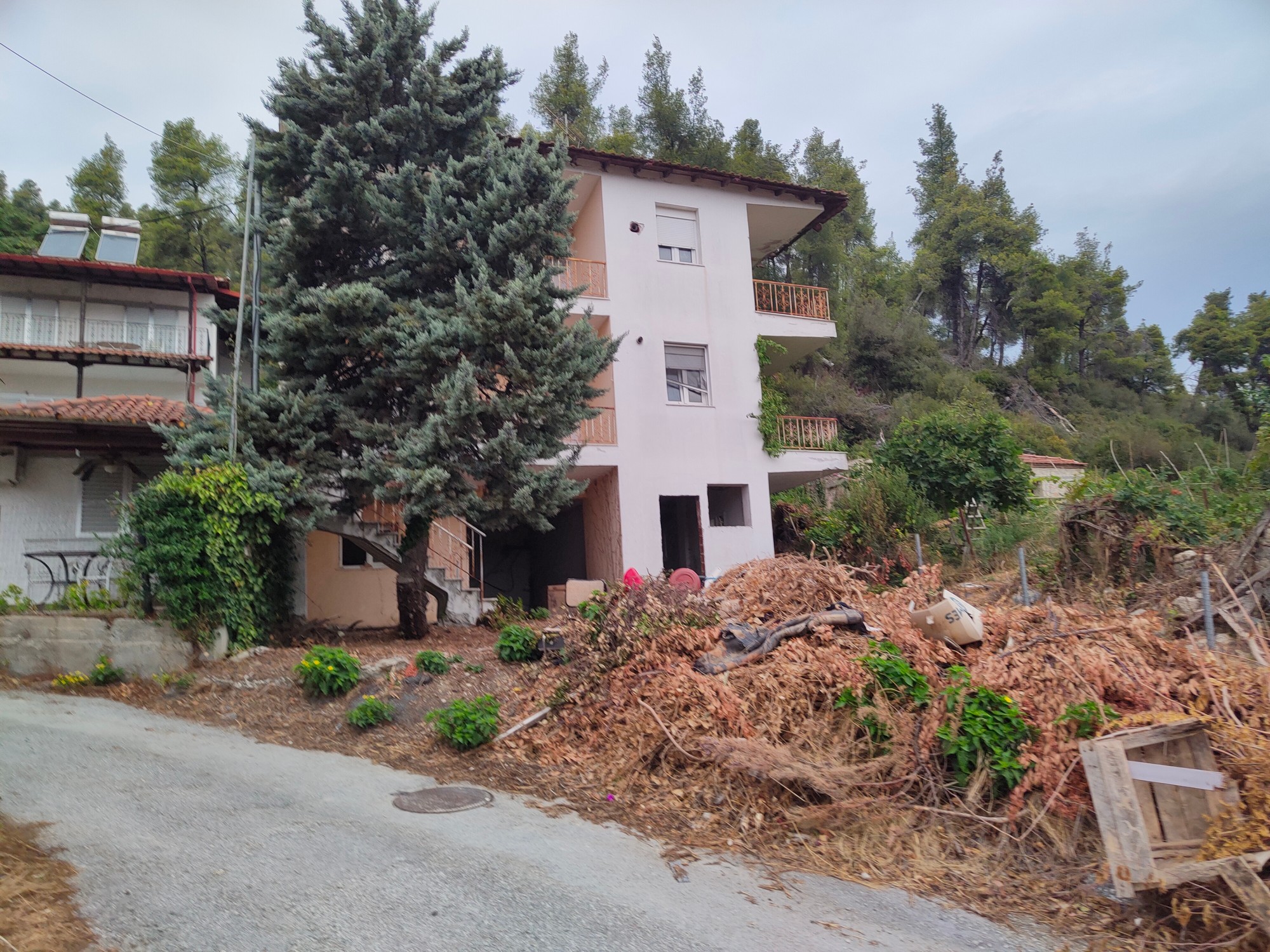 Πωλείται μονοκατοικία 327 τ.μ., στο χωριό της Φούρκας στη Χαλκιδική