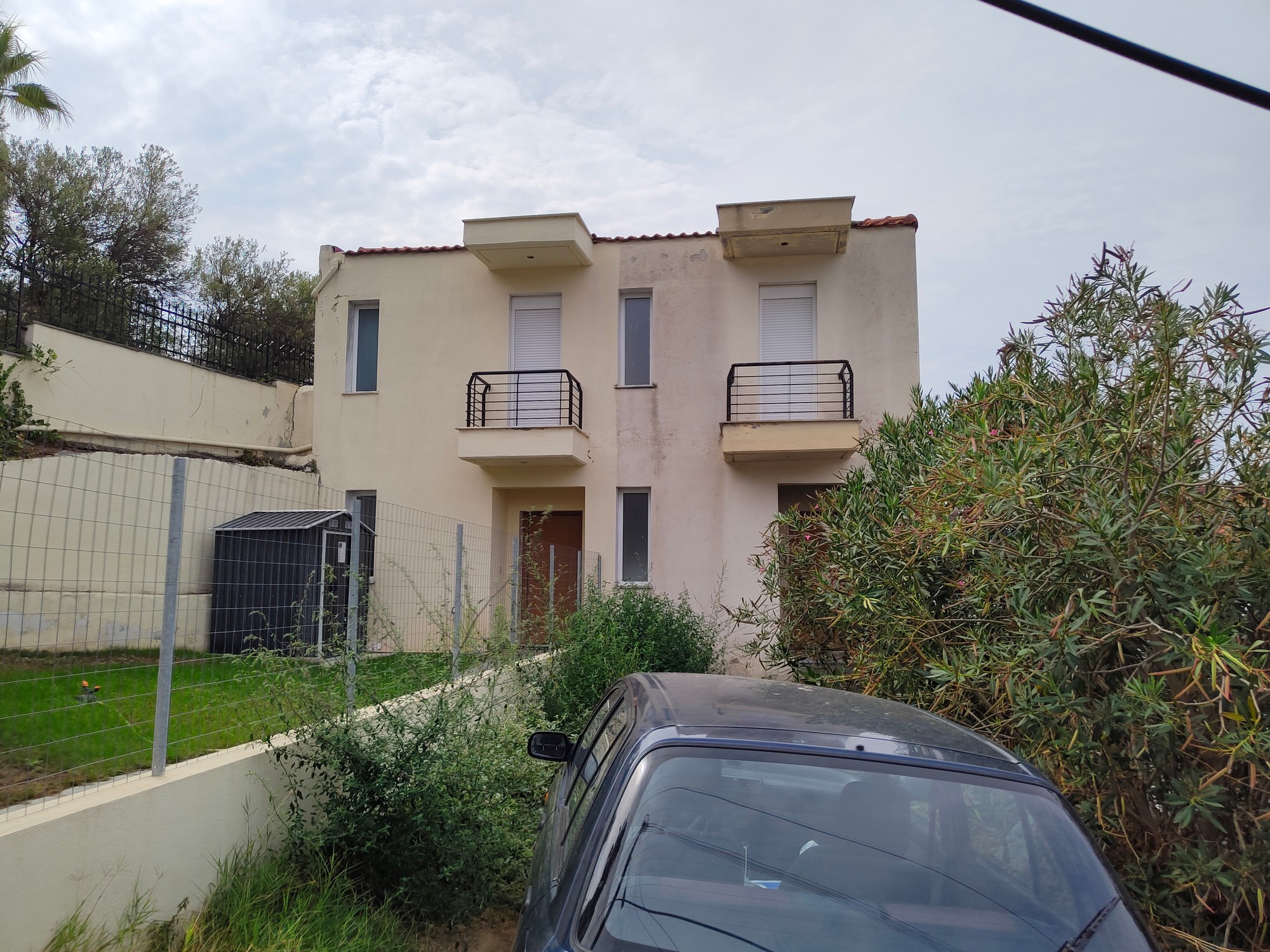 Διατίθεται προς πώληση μεζονέτα κατασκευής 2005, συνολικής επιφάνειας 111.34 τ.μ., σε οικόπεδο 579.5 τ.μ., στη θέση "Κορομπλιά", Κασσάνδρα
