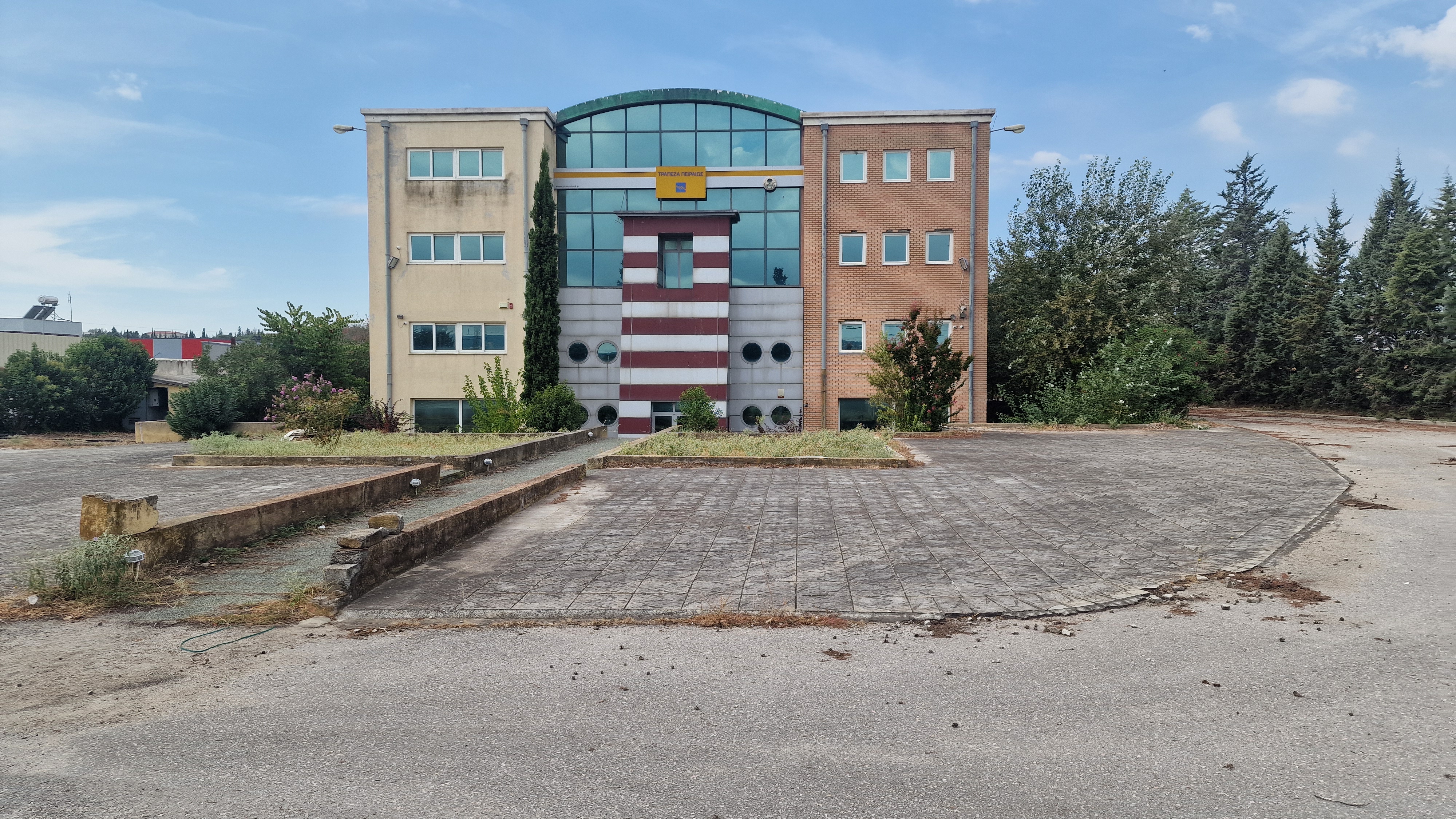 Διατίθεται προς πώληση αποθήκη 6099.68 τ.μ., κατασκευής 2001, σε οικόπεδο 8100 τ.μ., επί της οδού Ηλιουπόλεως, αριθμός 17, Ωραιόκαστρο