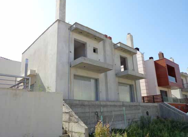 Διατίθεται προς πώληση ημιτελής διώροφη μεζονέτα με πρόσοψη σε ακάλυπτο χώρο, κατασκευής 2009, συνολικής επιφάνειας 87.9 τ.μ., σε οικόπεδο 3926.11 τ.μ., στη Σουρωτή, Θέρμη