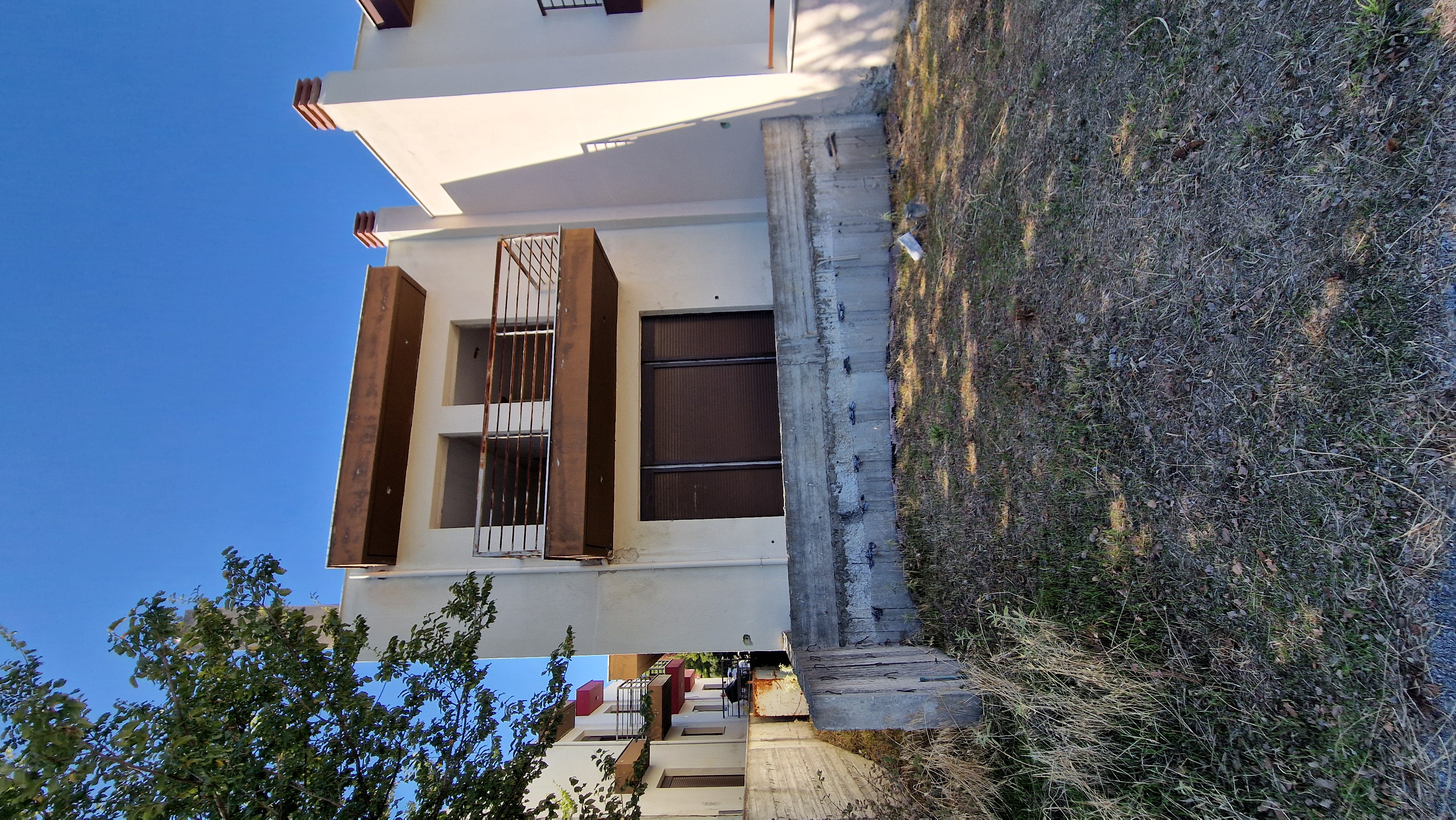Διατίθεται προς πώληση διώροφη ημιτελής μεζονέτα με πρόσοψη σε ακάλυπτο χώρο, κατασκευής 2009, συνολικής επιφάνειας 129.7 τ.μ., σε οικόπεδο 3926.11 τ.μ., στη Σουρωτή, Θέρμη