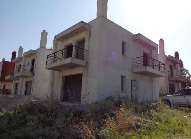 Διατίθεται προς πώληση διώροφη ημιτελής μεζονέτα με πρόσοψη σε ακάλυπτο χώρο, κατασκευής 2009, συνολικής επιφάνειας 129.96 τ.μ., σε οικόπεδο 3926.11 τ.μ., στη Σουρωτή, Θέρμη