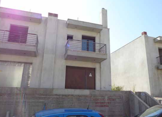 Διατίθεται προς πώληση διώροφη ημιτελής μεζονέτα με πρόσοψη σε ακάλυπτο χώρο, κατασκευής 2009, συνολικής επιφάνειας 87.9 τ.μ., σε οικόπεδο 3926.11 τ.μ., στη Σουρωτή, Θέρμη