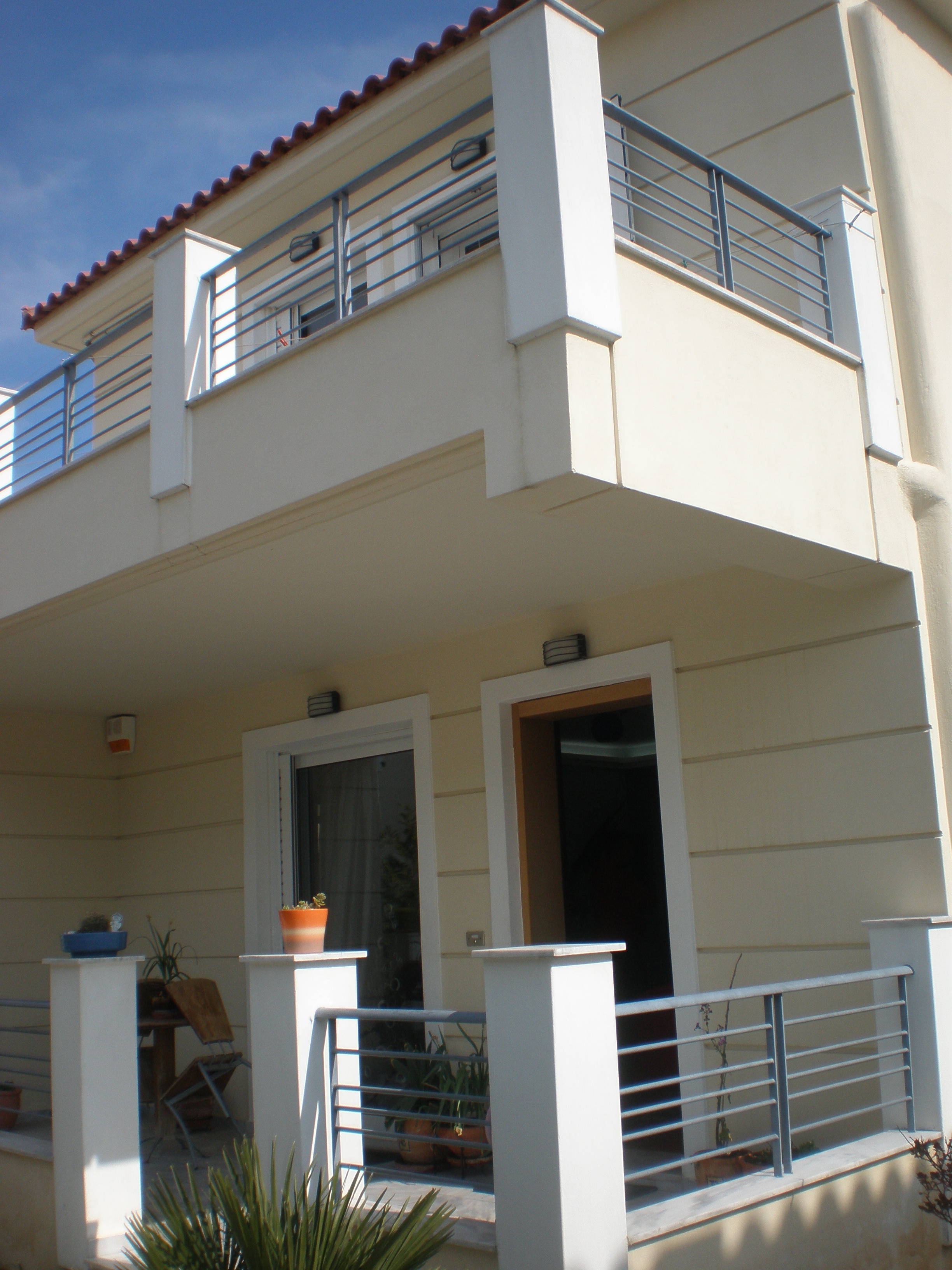 Διατίθεται προς πώληση μονοκατοικία 221.96 τ.μ., κατασκευής 1990 σε οικόπεδο 1223 τ.μ., επί της οδού Εφέσσου, αριθμός 16, Κρυονέρι, Διόνυσος