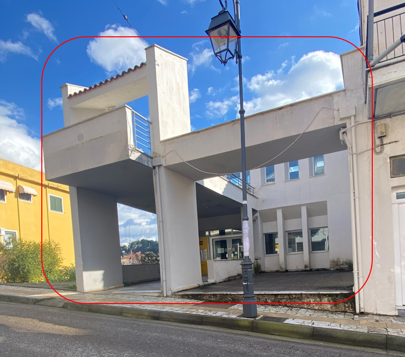 Διατίθεται προς πώληση κατάστημα 803.09 τ.μ., κατασκευής 1992 σε οικόπεδο 635.64 τ.μ., επί της οδού Ξενοφώντος, αριθμός 52, Κρέστενα