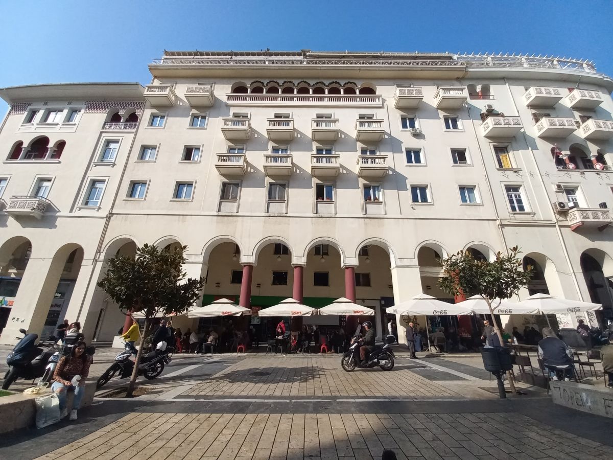 Διατίθεται προς πώληση γραφειακός χώρος 2ου ορόφου με πρόσοψη στην παρόδια στοά, κατασκευής 1992, συνολικής καθαρής επιφάνειας 91.17 τ.μ., κατασκευής 1992, επί της οδού Αριστοτέλους, αριθμός 21-23, στη Θεσσαλονίκη