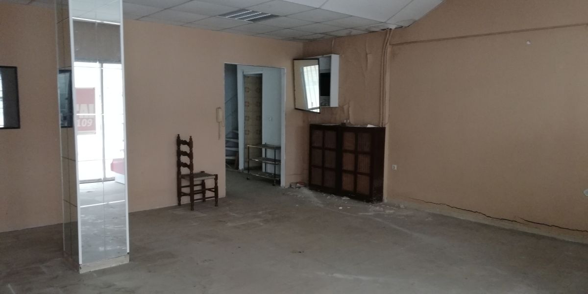 Διατίθεται προς πώληση κατάστημα διαμπερές, προσόψεως, ισογείου, κατασκευής 1982, συνολικής επιφάνειας 130 τ.μ., σε οικόπεδο 368.01 τ.μ., στη συμβολή των οδών Καθηγητού Ζουμετίκου 13-15 & Αλκυόνης, Θεσσαλονίκη