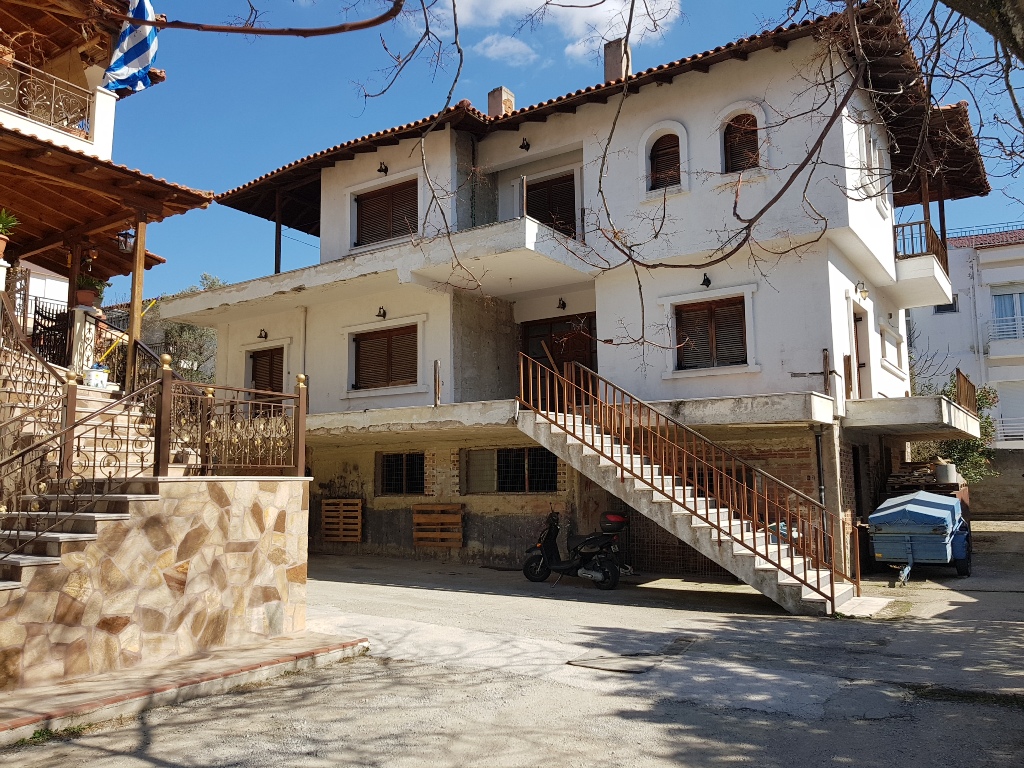 Διατίθεται προς πώληση μονοκατοικία ημιυπογείου, ανωγείου, και 1ου ορόφου, 323.3 τ.μ., κατασκευής 1982, σε οικόπεδο 1500 τ.μ., επί της οδού Βασιλέως Γεωργίου, αριθμός 7, Ωραιόκαστρο