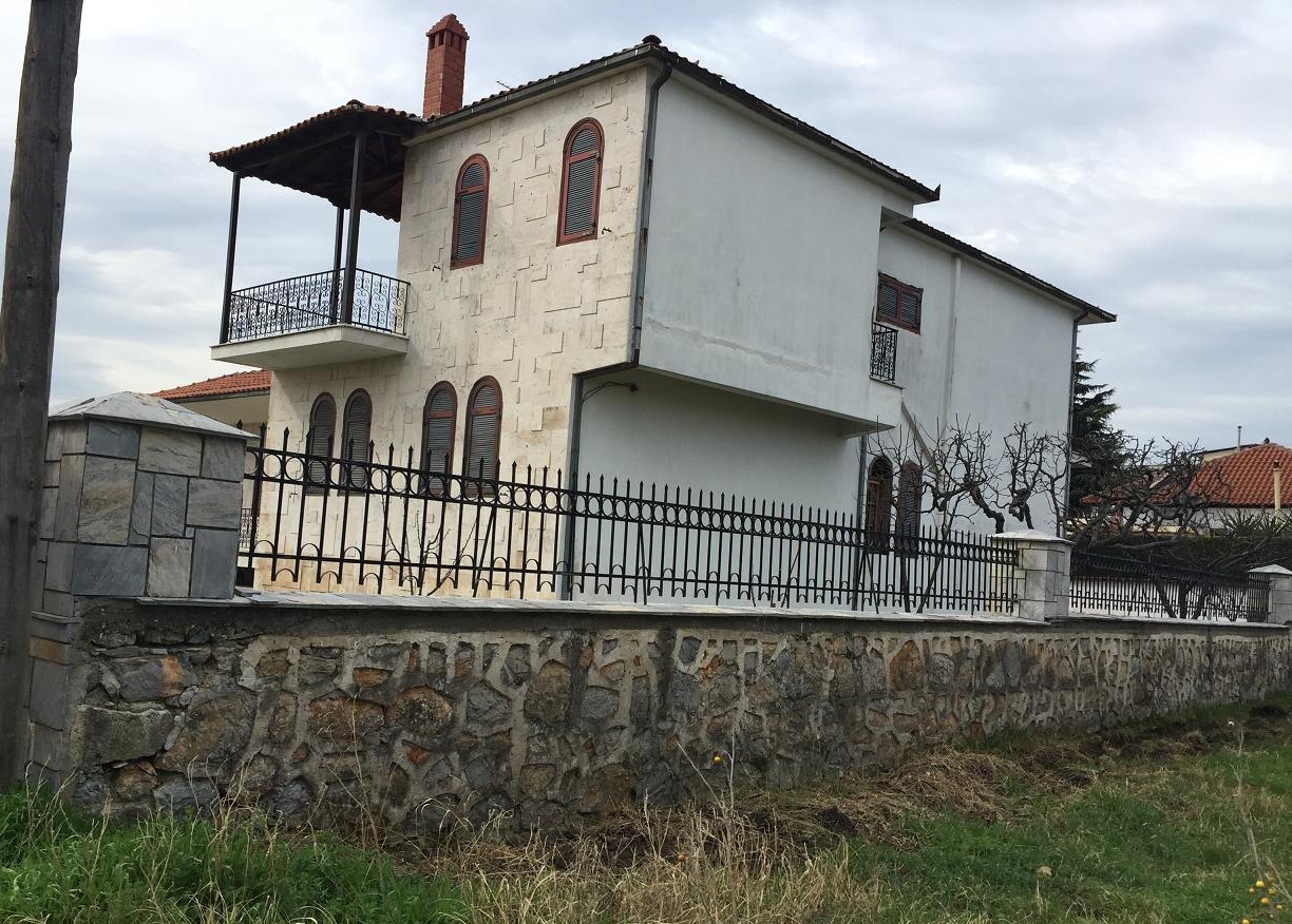 Διατίθεται προς πώληση μονοκατοικία ισογείου και 1ου ορόφου, 270 τ.μ., κατασκευής 1988, σε οικόπεδο 999 τ.μ., επί της 1ης παρόδου Θεμιστοκλέους, Χαλκηδόνα