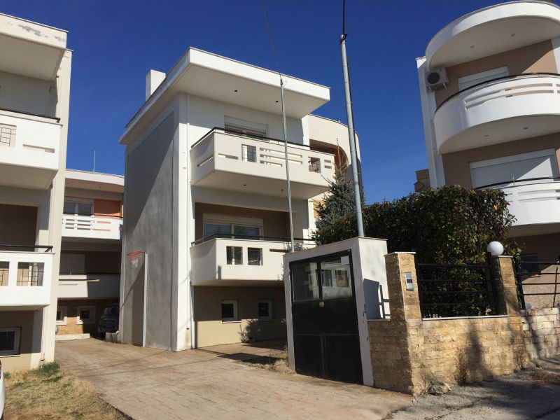 Διατίθεται προς πώληση τριώροφη μεζονέτα επιφάνειας 213.84 τ.μ., κατασκευής 1990, σε οικόπεδο 581.77 τ.μ., επί της οδού Τζαβέλα, αριθμός 6, Ωραιόκαστρο