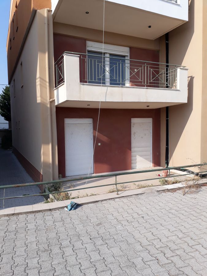 Διατίθεται προς πώληση διαμέρισμα με πρόσωπο σε διαμορφωμένο χώρο, ισογείου, κείμενο σε οικοδομή 3 επιπέδων, κατασκευής 2007, συνολικής επιφάνειας 23.47 τ.μ., σε οικόπεδο 1884 τ.μ., στη περιοχή επέκτασης του ρυμοτομικού σχεδίου του οικισμού Αγίου Αθανασίου (Γ 242), Χαλκηδόνα