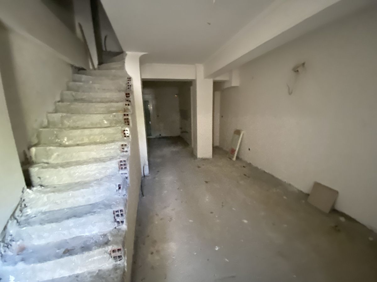 Διατίθεται προς πώληση μεζονέτα με πρόσοψη σε διαμορφωμένο χώρο, κατασκευής 2006, συνολικής επιφάνειας 80.5 τ.μ., σε οικόπεδο 1340.2 τ.μ., στη συμβολή των οδών Εγνατίας 2-4 και Βουλγαροκτόνου, Πυλαία-Χορτιάτης