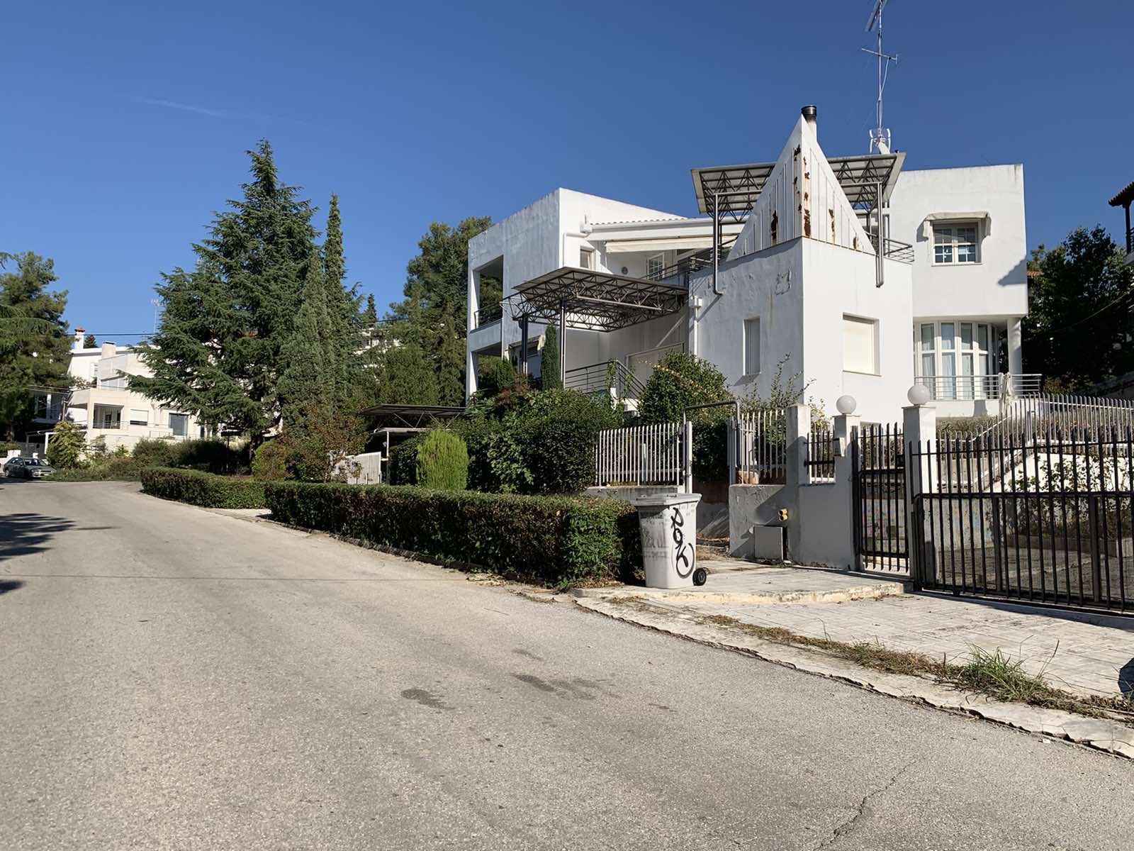 Διατίθεται προς πώληση μονοκατοικία ημιυπογείου, ανωγείου και 1ου ορόφου συνολικού εμβαδού 410.33 τ.μ., κατασκευής 1991, σε οικόπεδο 627.25 τ.μ., επί της οδού Ψαρών, αριθμός 2, στο Πανόραμα