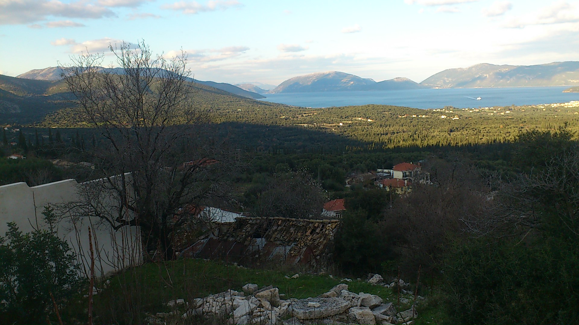 Διατίθεται προς πώληση μονοκατοικία με υπόγειο, ισόγειο και 1ο όροφο, 333.43 τ.μ., κατασκευής 2006, σε οικόπεδο 324.83 τ.μ., στη Χαλιωτάτα, Κεφαλονιά