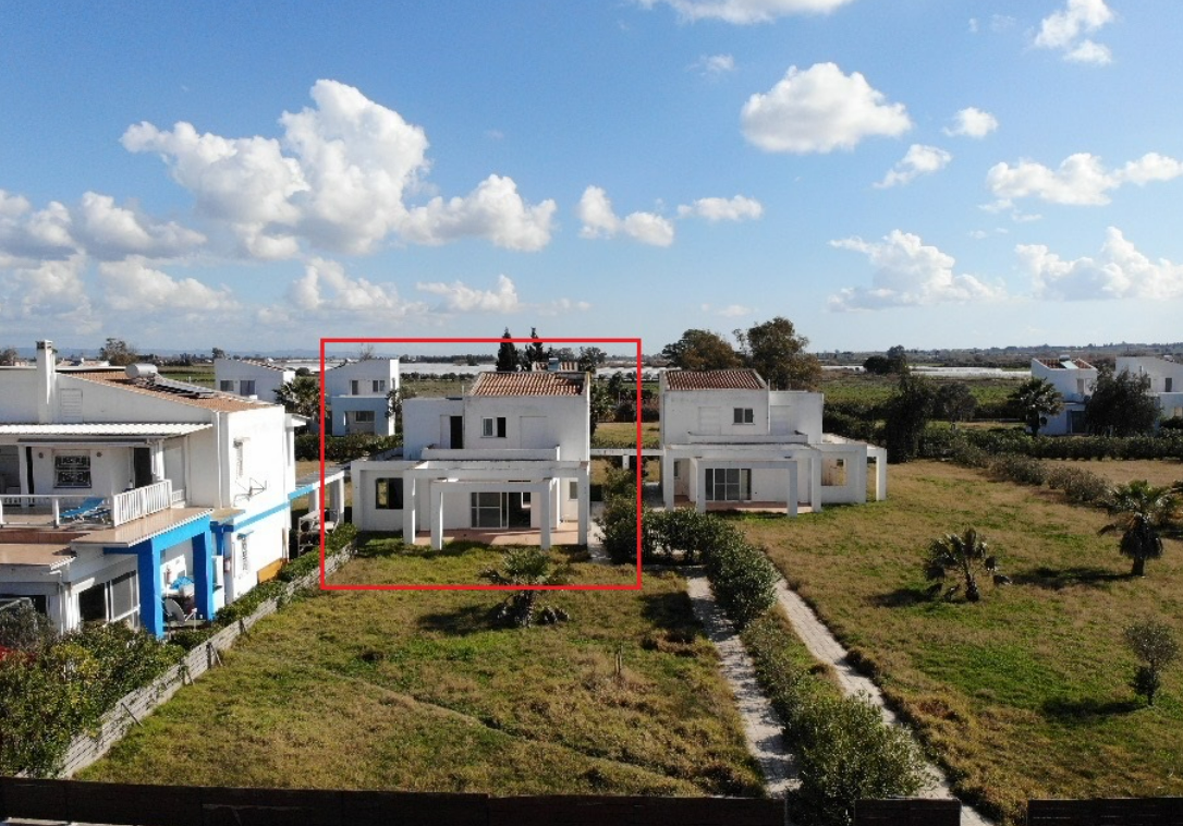 Διατίθεται προς πώληση ημιτελής μεζονέτα, πάνω στην παραλία, συνολικής επιφανείας 90.28 τ.μ, κατασκευής 2006, βρίσκεται στα Λεχαινά Ηλείας