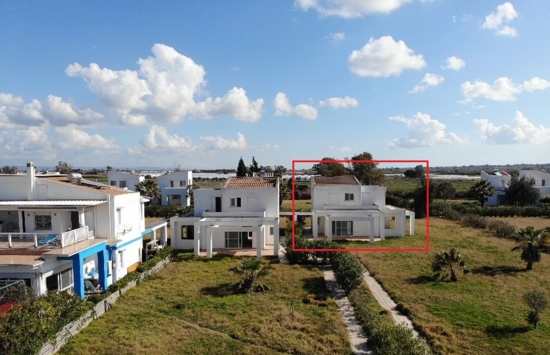 Διατίθεται προς πώληση ημιτελής μεζονέτα πάνω στην παραλία, συνολικής επιφανείας 90.28 τ.μ., κατασκευής 2006, βρίσκεται στα Λεχαινά Ηλείας