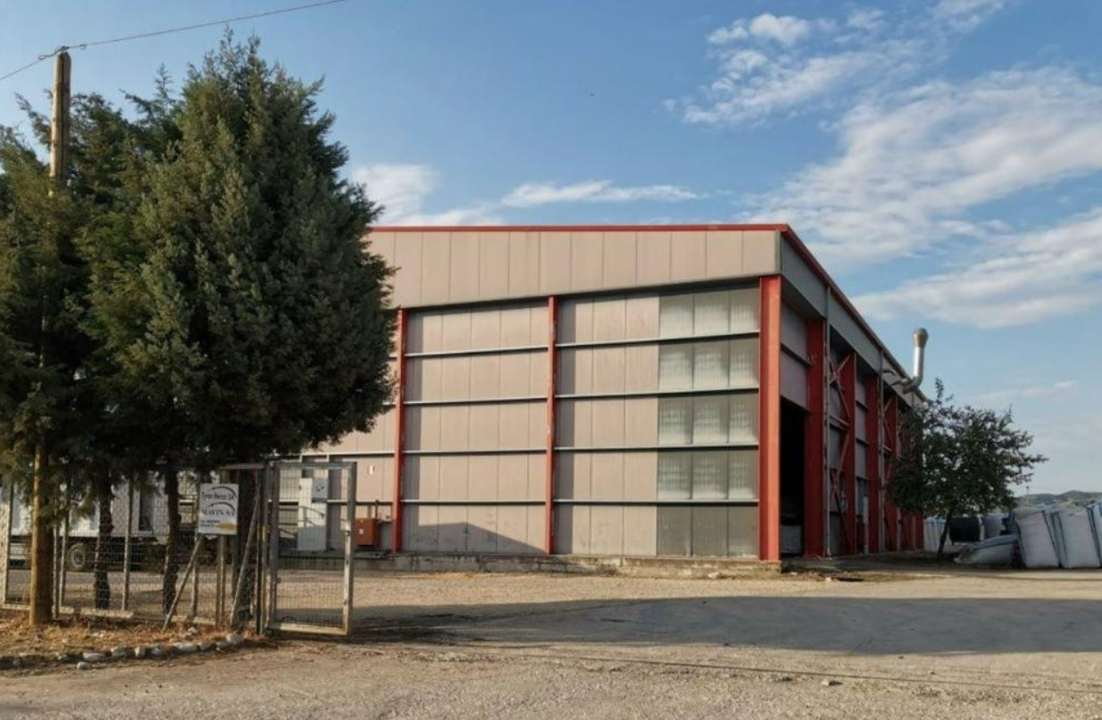 Διατίθεται προς πώληση βιομηχανικό κτίριο 1044.25 τ.μ., κατασκευής 2008, σε ορθογώνιο γωνιακό οικόπεδο 3000 τ.μ., στο Ο.Τ