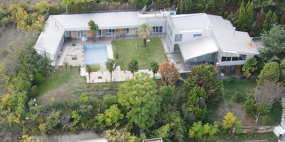 Διατίθεται προς πώληση συγκρότημα κατοικιών 785.55 τ.μ., κατασκευής 1991, σε οικόπεδο 6447.35 τ.μ., στη θέση Καμήλα, Ωραιόκαστρο
