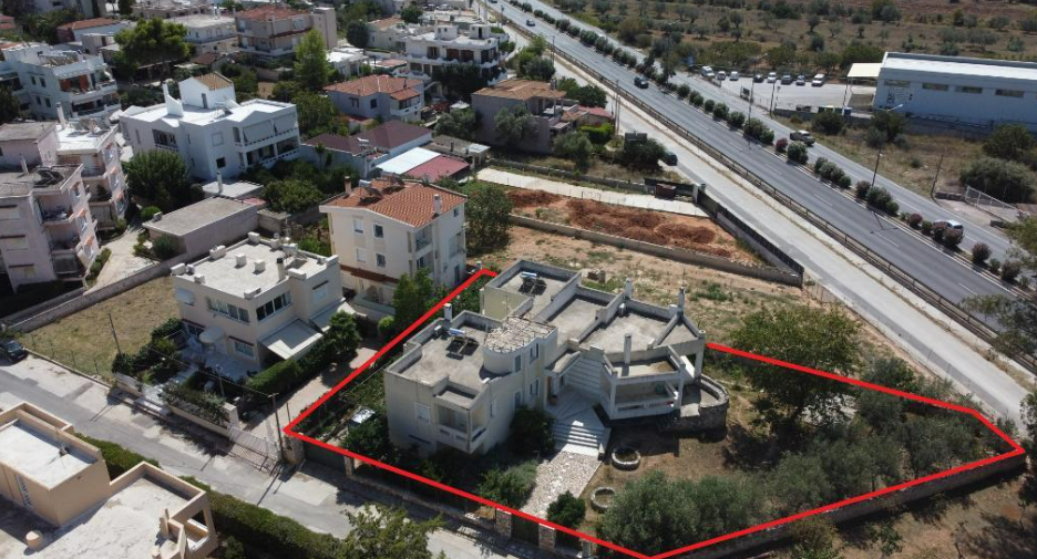Διατίθεται προς πώληση μονοκατοικία 466,74 τ.μ., κατασκευής 2000, σε οικόπεδο 751,22 τ.μ., στις οδούς Χρήστου Αλλαγιάννη, Πάρνηθος & Λεωφόρος Σουνίου, Μαρκόπουλο