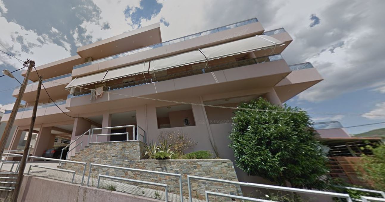 Διατίθεται προς πώληση γωνιακό κατάστημα λιανικής πώλησης με ισόγειο και υπόγειο, συνολικής επιφάνειας 141.27 τ.μ, κείμενο σε οικοδομή 3 επιπέδων, κατασκευής 2007, εντός οικοπέδου 958.20 τ.μ., στη συμβολή των οδών Αλύτρωτων Πατρίδων & Γαϊτάνου, στη Λαμία