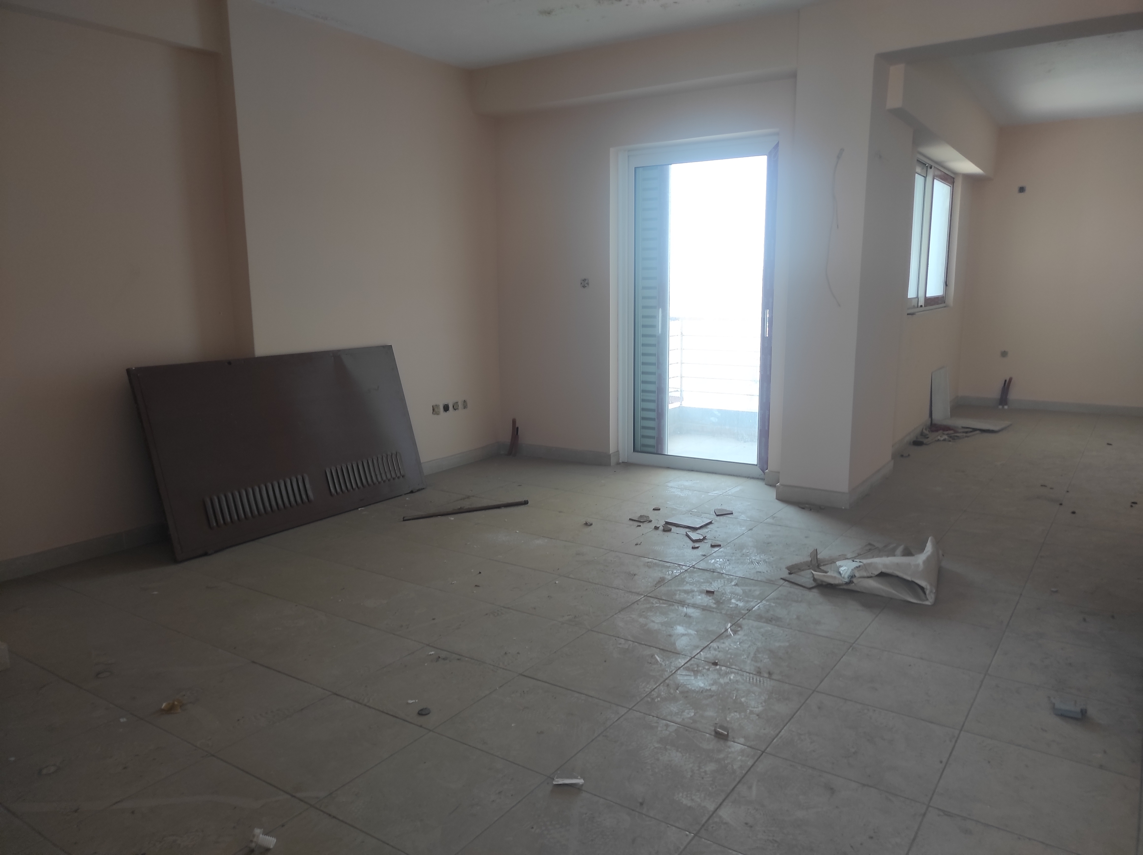 Διατίθεται προς πώληση οροφοδιαμέρισμα προσόψεως, 5ου ορόφου (Ε1), επιφάνειας 84.96 τ.μ., κείμενο σε οικοδομή 6 επιπέδων, κατασκευής 2011, σε οικόπεδο 303.50 τ.μ