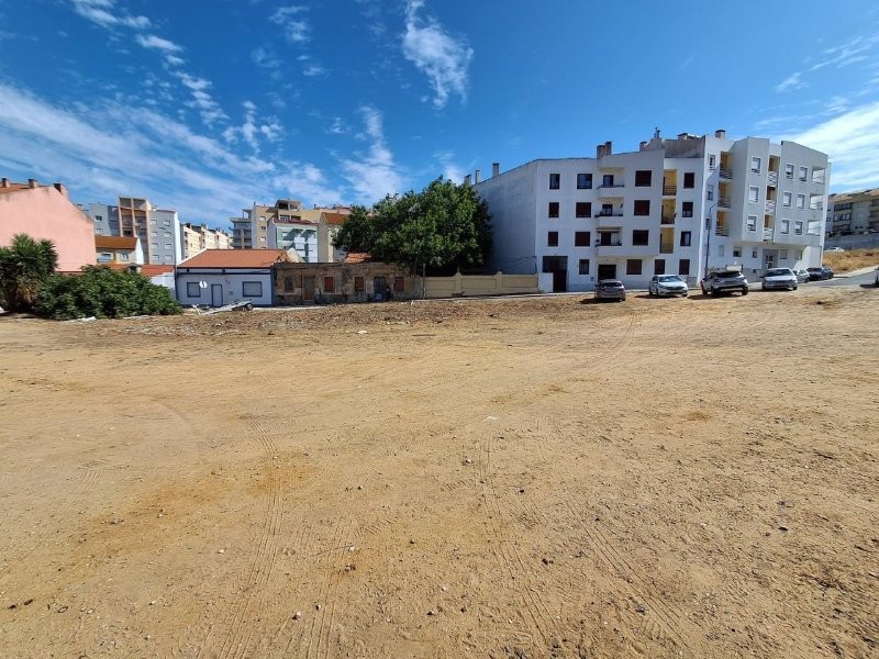 Fotografia 2 de Terreno Urbano com Edifício Aprovado para 11 T2 e 7 T3, no Coração de Setúbal