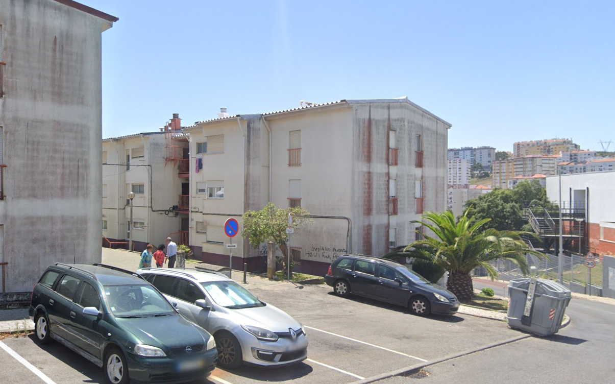 Oportunidade em Sintra: T2 para Recuperação com Armazenamento - Image 2
