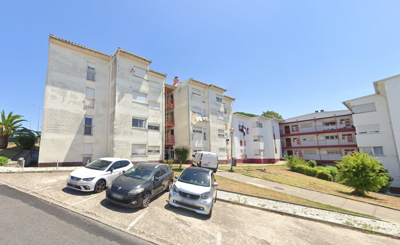 Oportunidade em Sintra: T2 para Recuperação com Armazenamento - Image 3