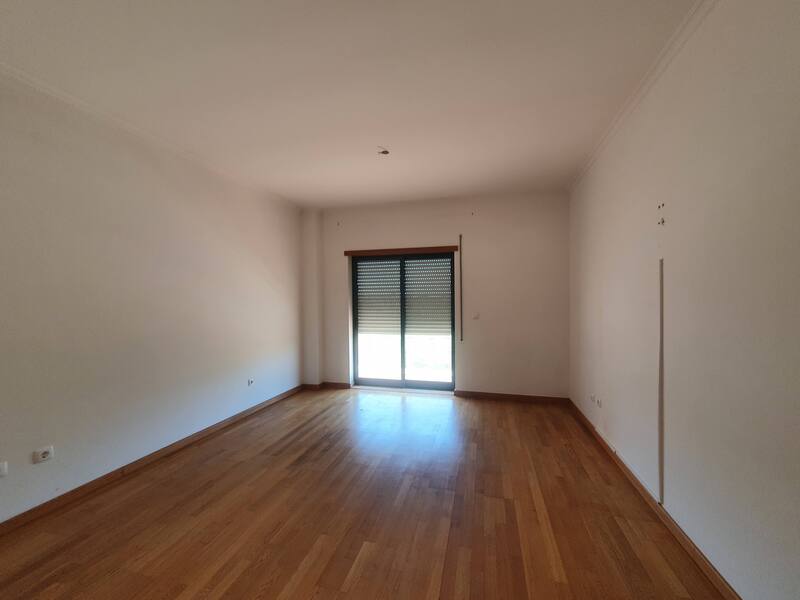 Apartamento T3 com boas áreas no Montijo - Image 7