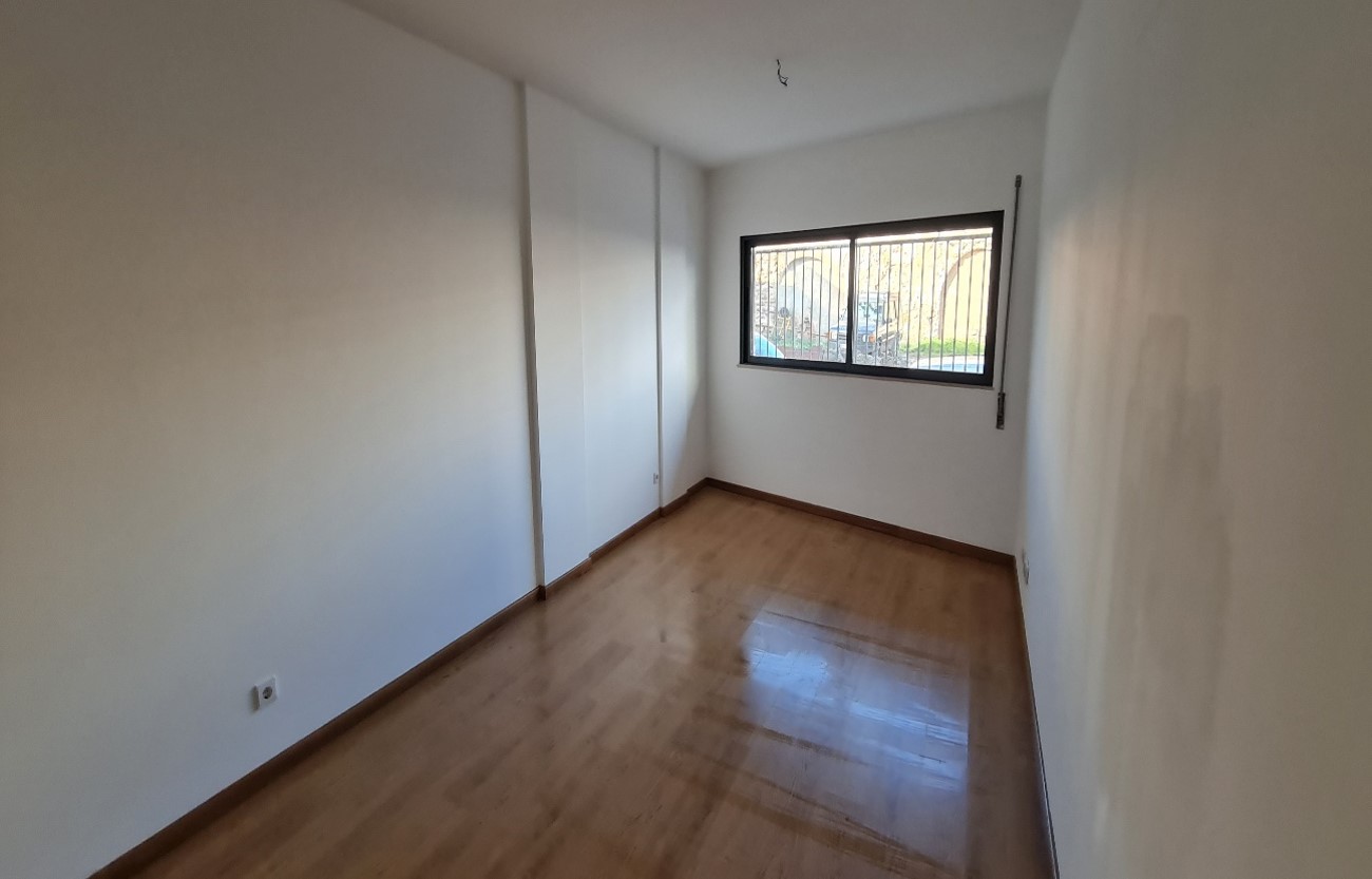 Apartamento T2 de Excelência | 123 m² | 2 Casas de Banho | 2 Estacionamentos | Piscina | Condomínio Ondas do Mar – Olhão - Image 3