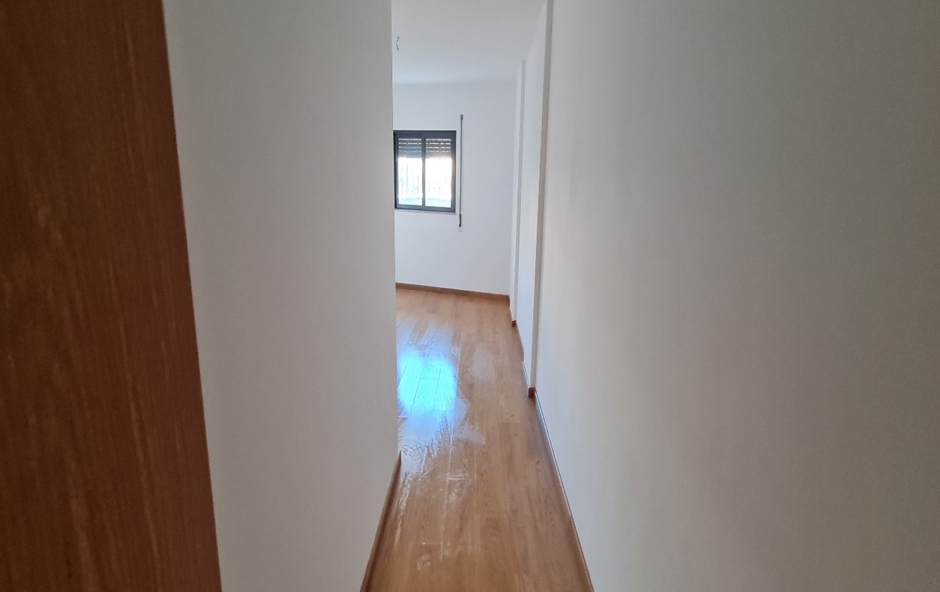 Apartamento T2 de Excelência | 123 m² | 2 Casas de Banho | 2 Estacionamentos | Piscina | Condomínio Ondas do Mar – Olhão - Image 10