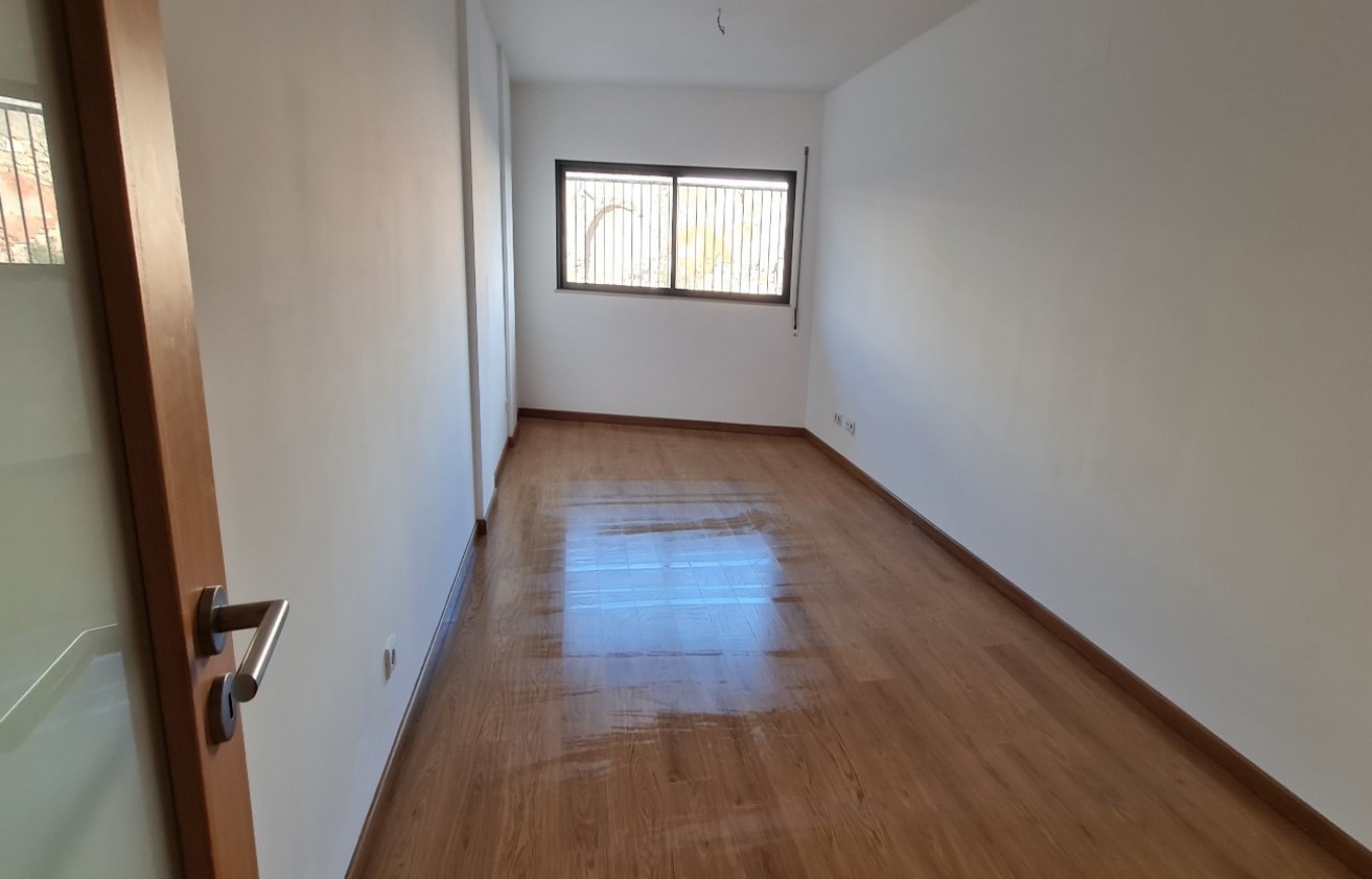 Apartamento T2 de Excelência | 123 m² | 2 Casas de Banho | 2 Estacionamentos | Piscina | Condomínio Ondas do Mar – Olhão - Image 4