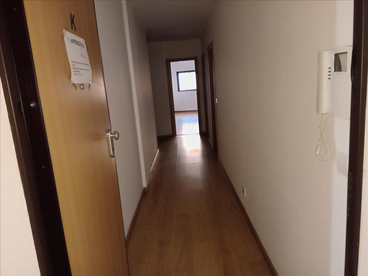 Apartamento T2 de Excelência | 123 m² | 2 Casas de Banho | 2 Estacionamentos | Piscina | Condomínio Ondas do Mar – Olhão - Image 2